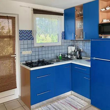 Charming In + Terrace דירה